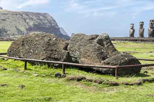 52 - Chile - isla de Rapa Nui o Pascua - Ahu Tongariki - Moai caido